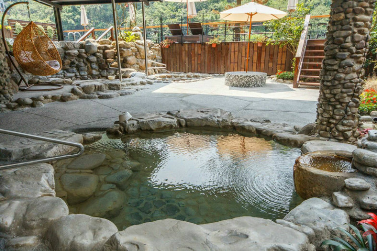 Taiwan_Wulai_YenTown_Hotspring_Public_01.jpg